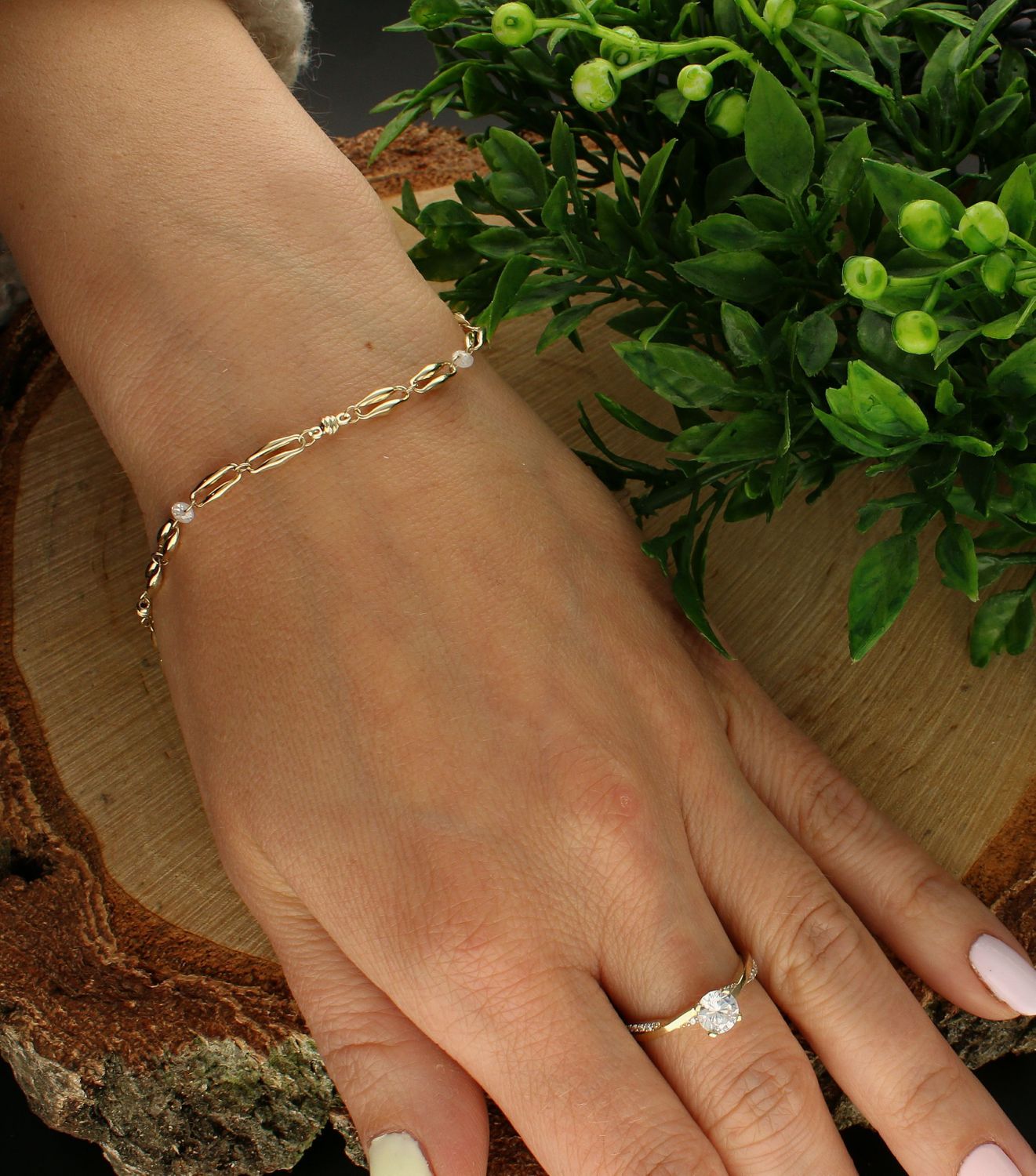 Bransoletka złota 333 duże łączone oczka z kuleczkami BR 6826 333. Złota bransoletka damska. Złota bransoletka oczka i koraliki. Bransoletka damska złota próby 333. Bransoletka idealna do każdej stylizacji. Bransoletka damska  (1).jpg